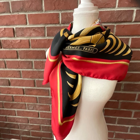 Hermes Carre 90 Silk Hand-Rolled Tigre Royal Signed Scarf 34”x36” Made in France - Picture 3 of 15